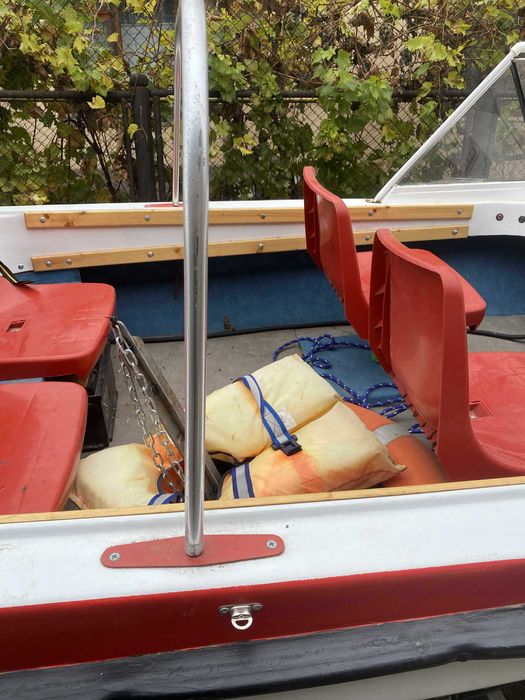 Vand barca 4m/1,6m cu motor defect fara piridoc