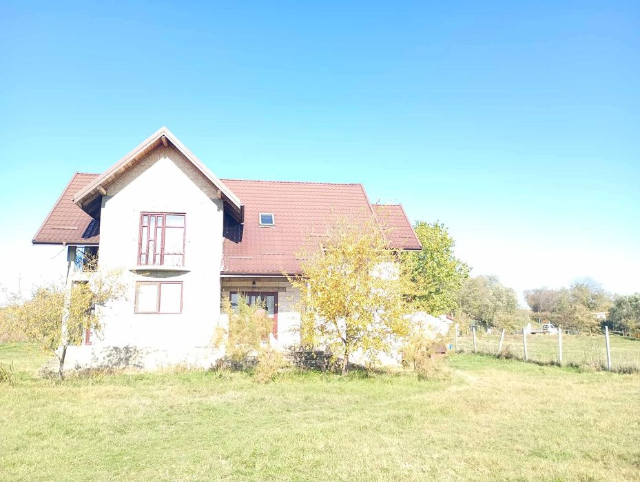 Casa de vanzare pe strada Henci oras Podul iloaiei