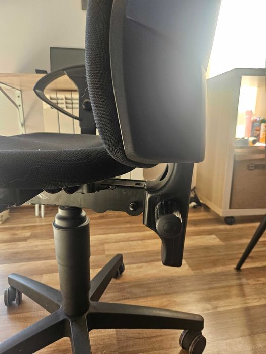 Продавам офис стол в отлично състояние с няколко функции за комфорт