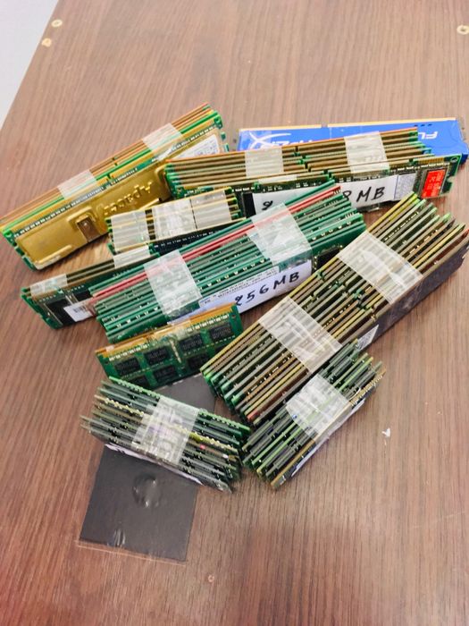 72 Diverse plăci RAM, preț foarte rezonabil