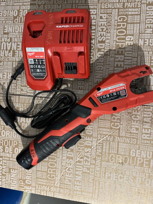 Vând tăietor de țevi inox Milwaukee M12 PCSS pachet complet
