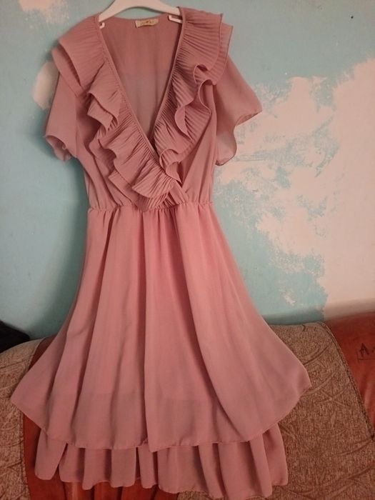 Rochie elegantă roz pudrat cu volane - stil feminin și delicat