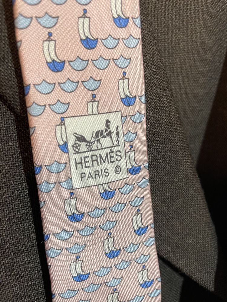 Cravata Hermes Paris roz cu bărci albastre mătase