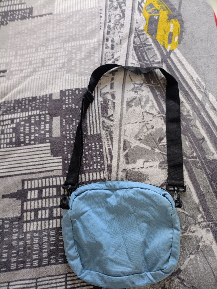 Vand geantă Eastpack ,originala, produs de calitate import Germ