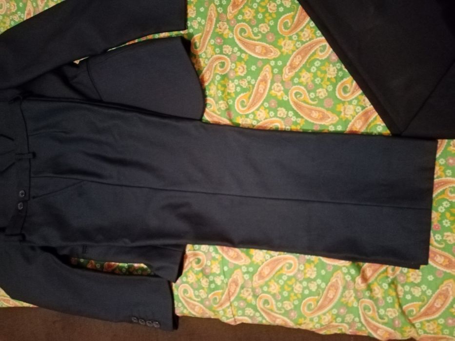 Брюки школьные темно-синего цвета.