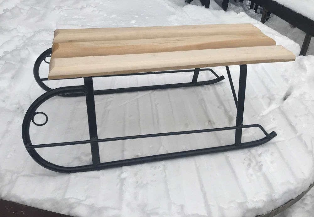 Sanie din metal și lemn – ușoară, rezistentă și perfectă pentru copii.