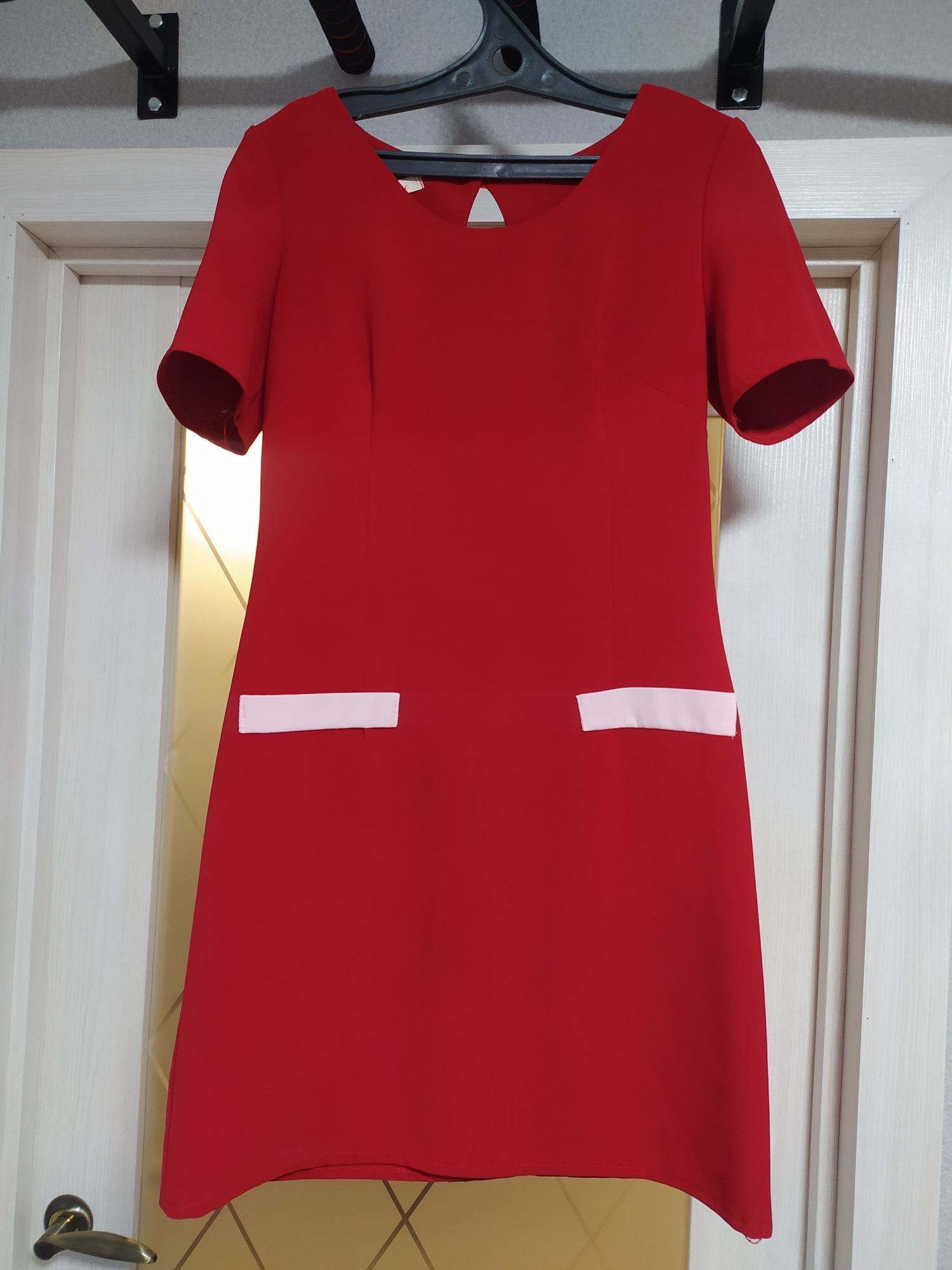 Платье женское, красного цвета