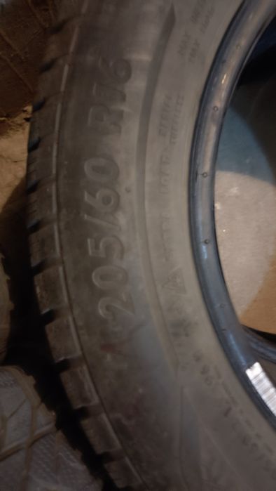 Продавам зимни гуми 205 60 16 .