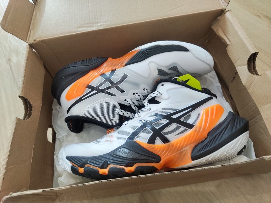 Новая волейбольная обувь Asics Metarise