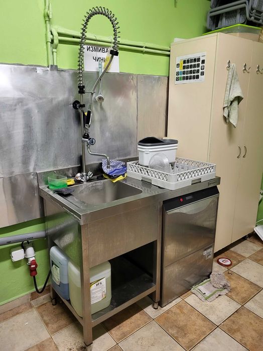Професионална миялна с умивалник и душ за изплакване