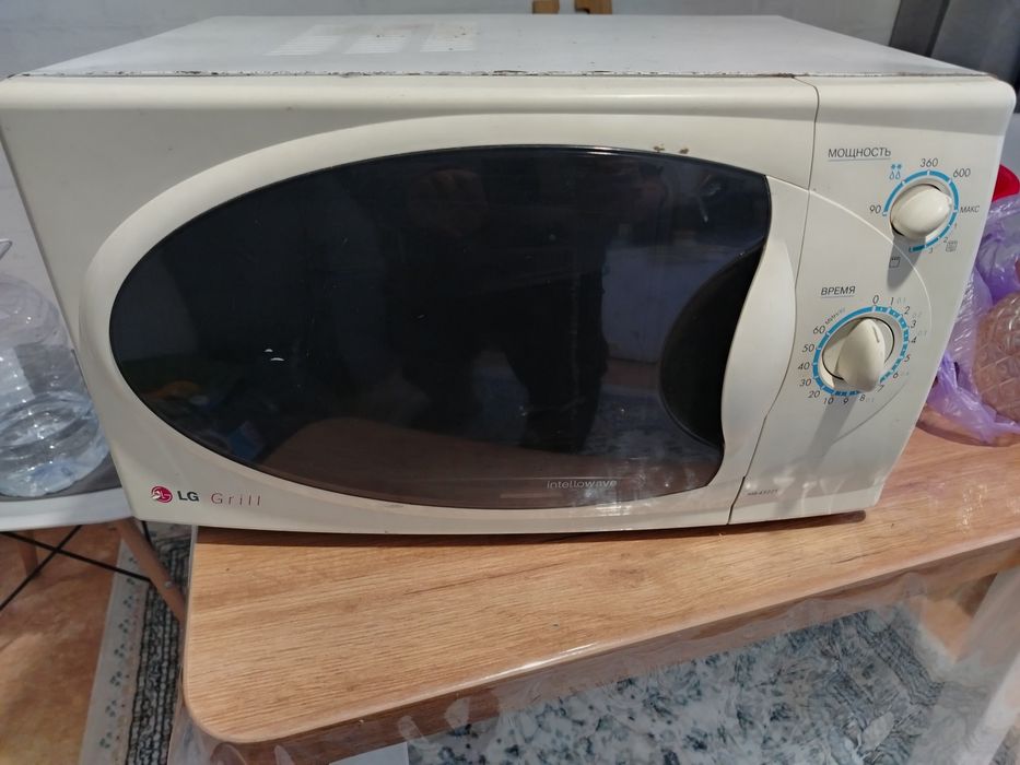 Продам микроволновку Lg работает отлично цена 15000 тенге