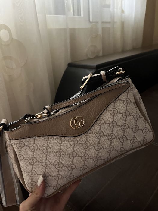 Бежова чанта на Gucci
