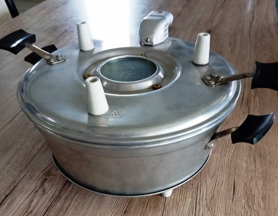 Продава електрическа тенджера от старото време