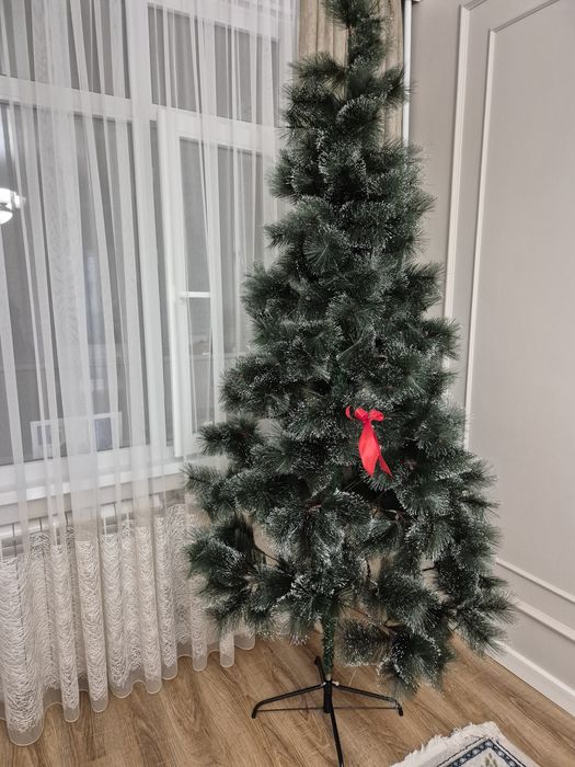 Новогдняя высокая елка