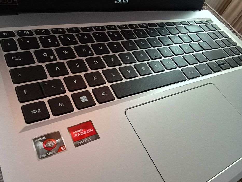 Ultrabook 15" Ryzen 7520u, in garantie; Bateria - 8h~, 512GB / 16Gb