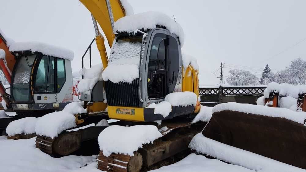 Dezmembrez excavator pe senile New Holland E 200SR-1S