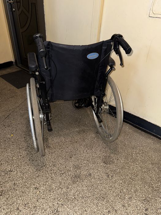 Scaun rulant fotoliu medical batrani handicap dizabilitati ca nou