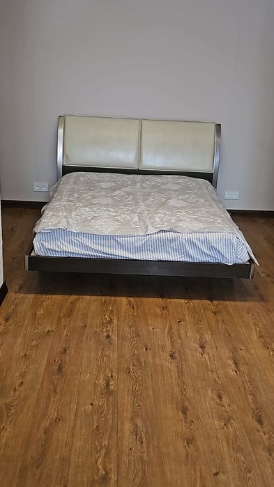 Кровать полуторка с кожаной спинкой