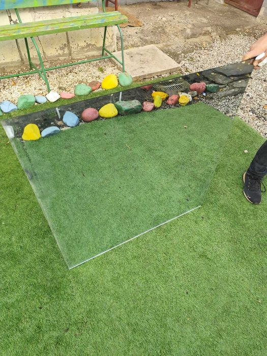 Oglinda cu ramă din lemn masiv.