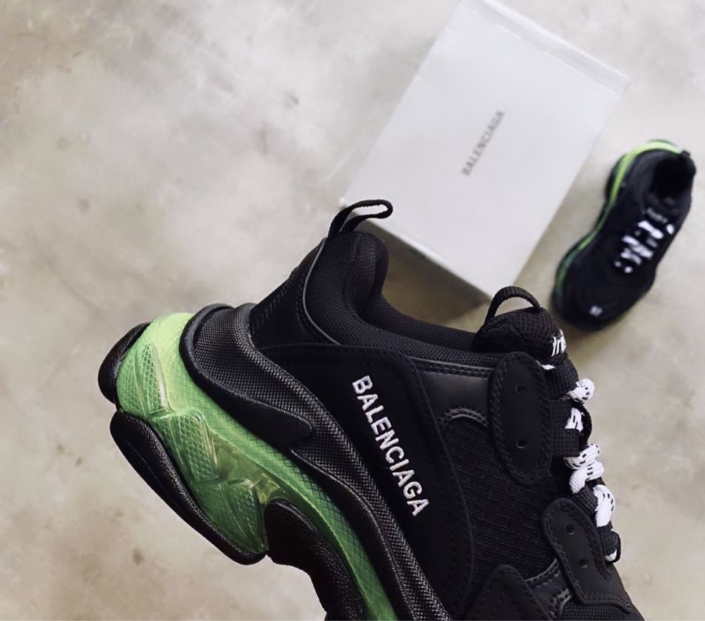 Vând sneakers Balenciaga Triple S - Calitate Premium :