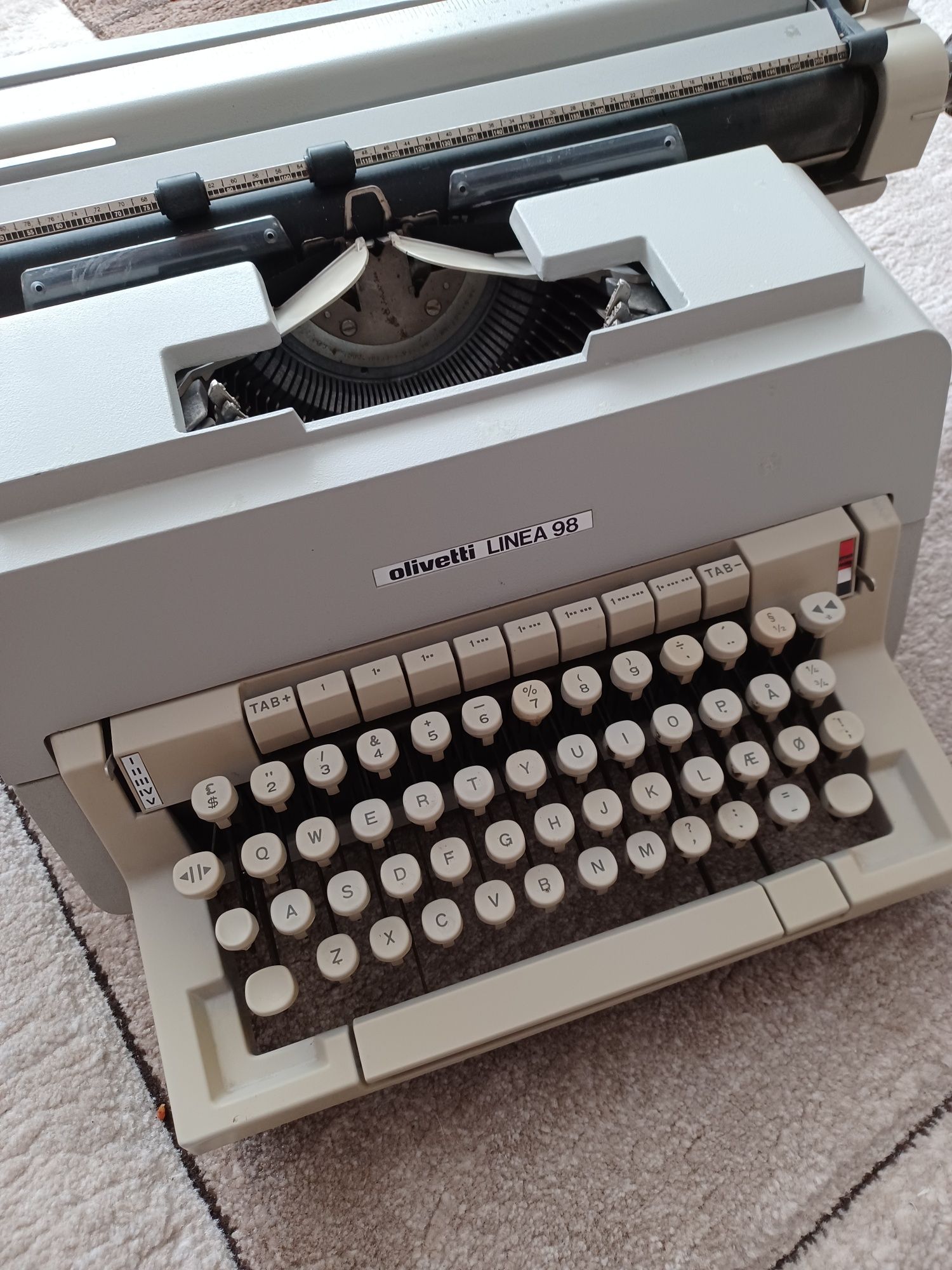 Mașină de scris perfect funcțională, marca Olivetti LINEA 98