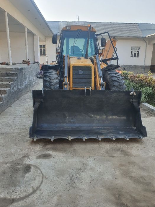 Maxsus texnika JSB 4x4 traktori sotiladi