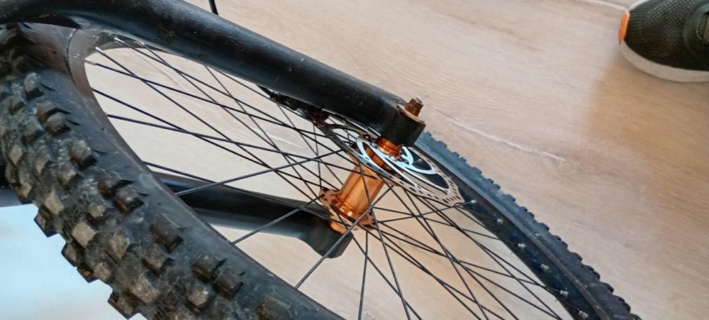Bicicletă custom Hardtail-DH