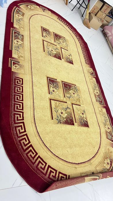 Ковер в хорошем состояний овльный плотный