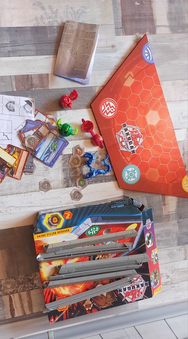 Игра на Bakugan с кутия