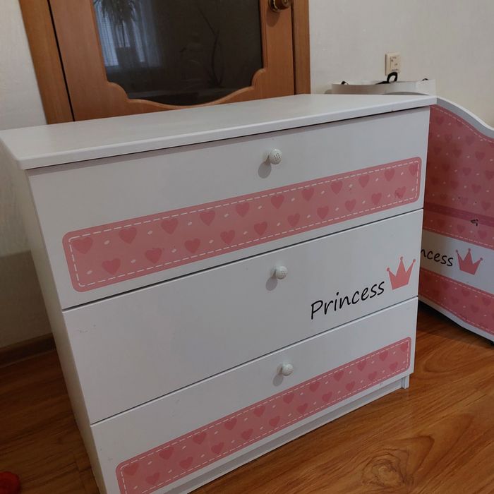 Комод с выдвижными ящиками