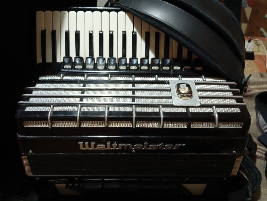 Продавам акордеон