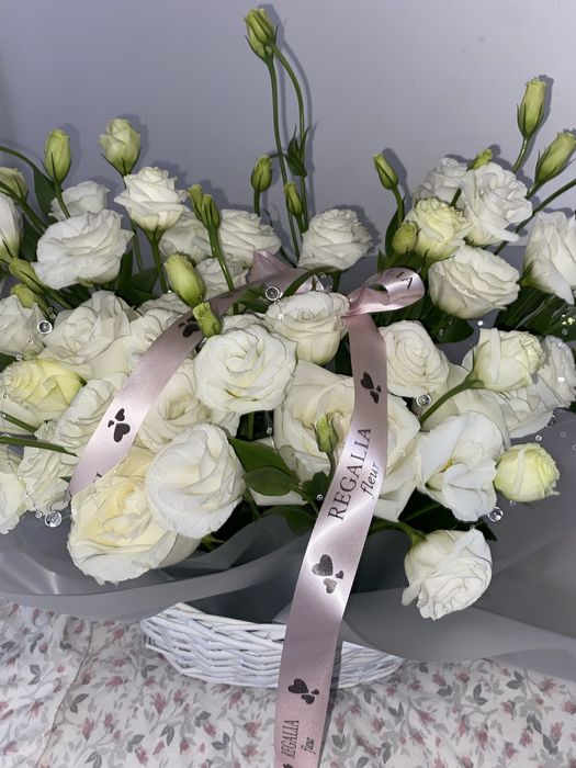 Цветы в корзине свежие сегодняшние