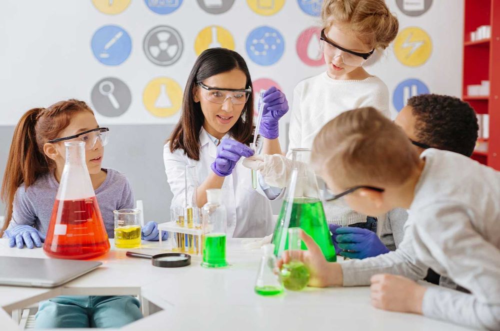 Учебни лабораторни мебели и обзавеждане