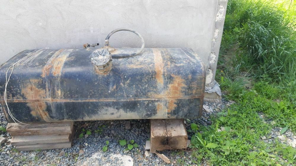 Продам заводской бак с хомутами и креплениями.