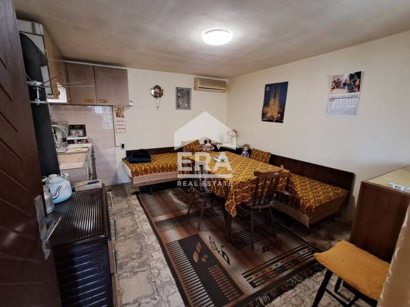 Двуетажна тухлена къща за продажба, с двор, складови постройки и таван