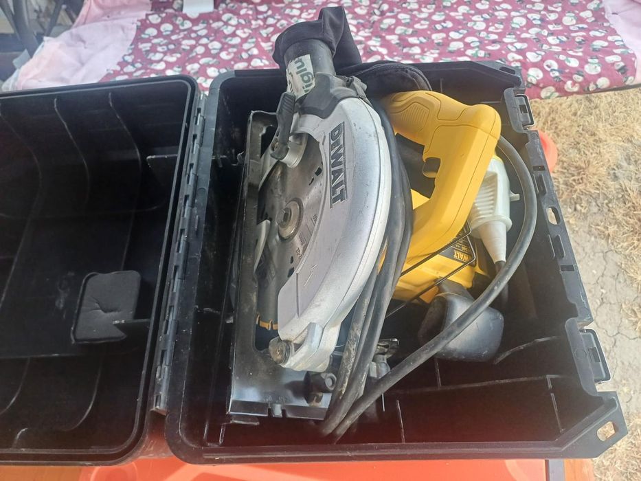 Ferăstrău circular Dewalt DWS 778 și circular de mâna