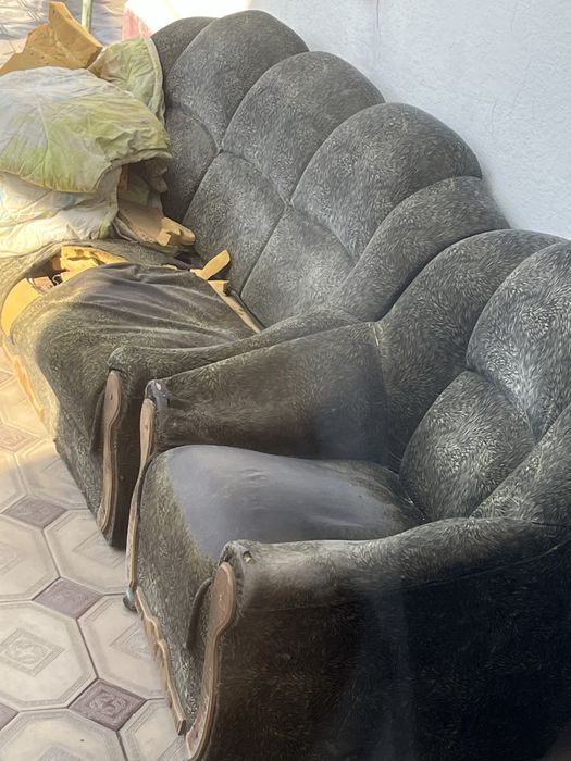 Отдам почти даром за шоколадку диван с креслом