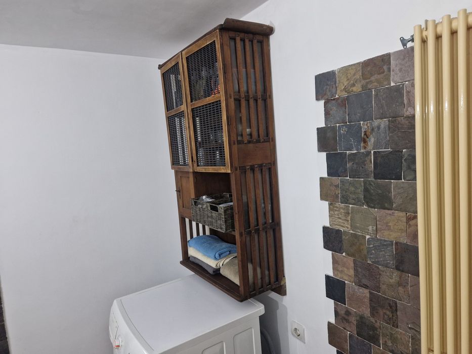 Dulap din lemn masiv si elemente metalice