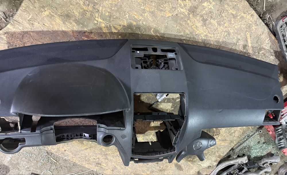 Mercedes w204 2009 година Арматурно Табло с бег в него и бег волан