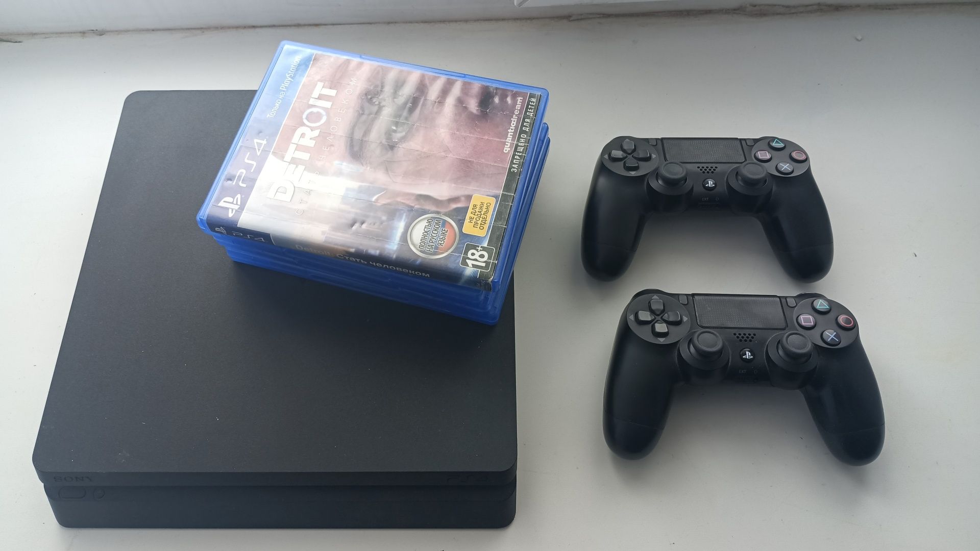 Продам PS 4 в отличном состоянии