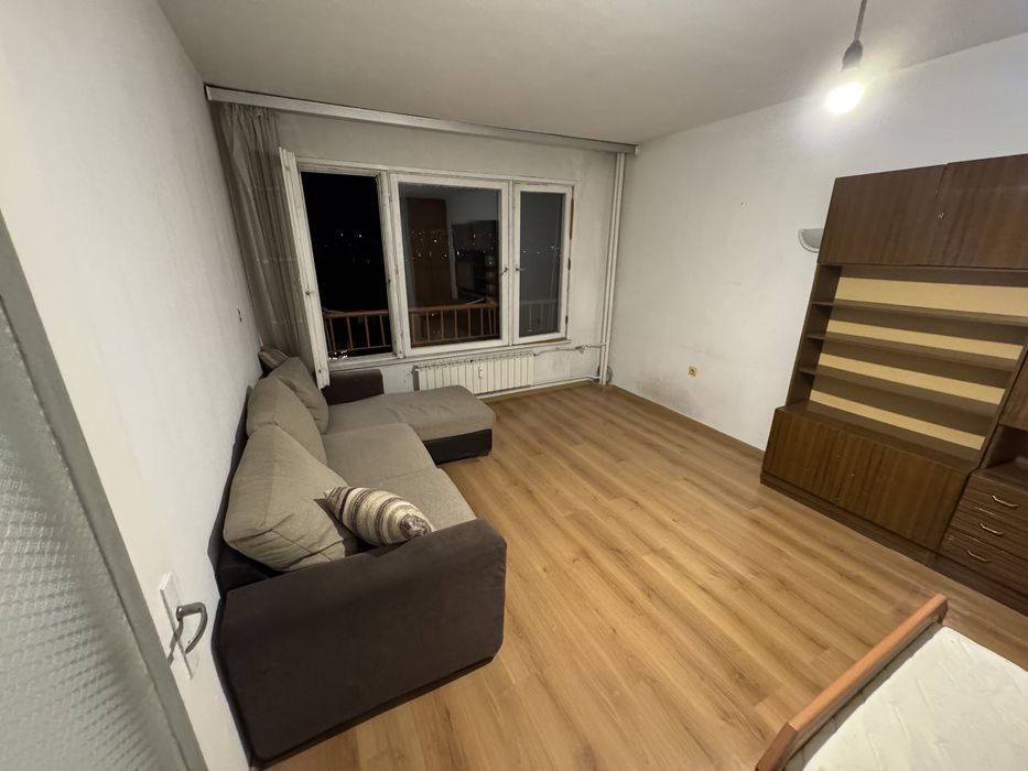 Ъглов диван в място за съхранение