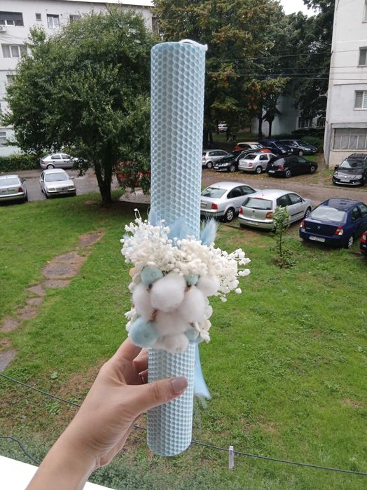 Lumanare de botez lucrata manual din ceara de albine tip fagure.
