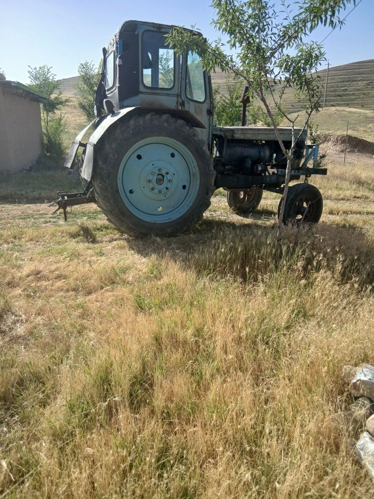 Sotiladi traktor 28