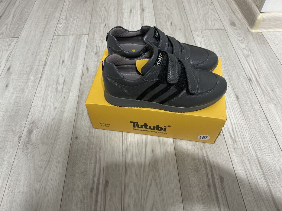 Кроссовки кожаные серые