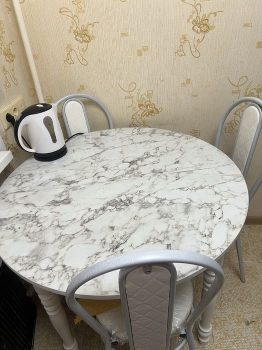 Продам кухонный стол со стульями