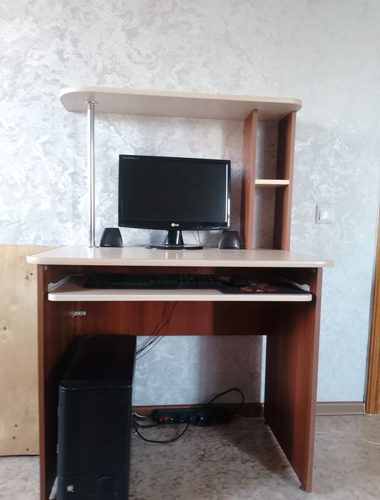 Продам компьютерный стол