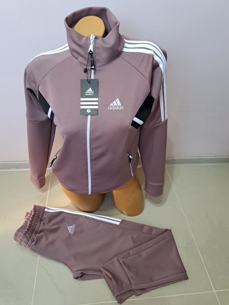 Trening damă, silon.
Emblemă cusută 
Mărimi S  ,L, Xl, Xxl 
Preț 180 l