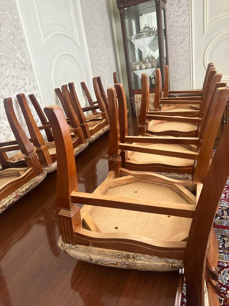 Стол и стулья в хорошем состоянии