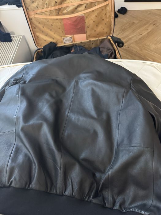 Продам оригинал кожанную куртку от армани