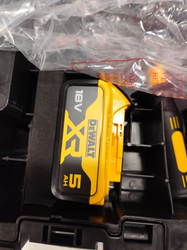 Акумулаторен безчетков ъглошлайф Девалт 18 волта DeWALT DCG405